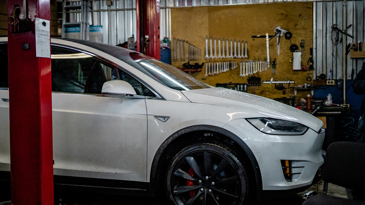 Tesla Model X на подъёмнике в боксе БМП, Щёлково